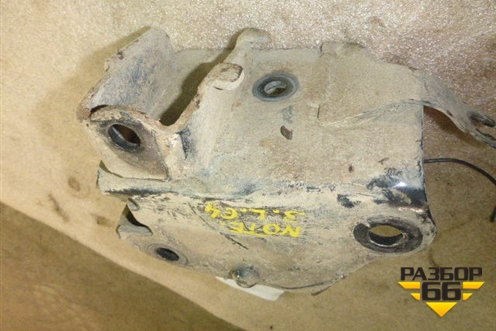 Кронштейн задней балки левый (554309U00A) для Nissan Note (Е11) с 2005-2013г