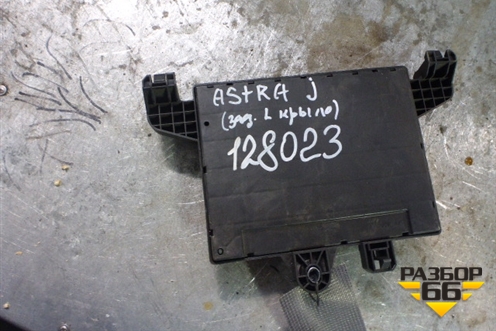 Блок предохранителей салонный (в багажник) 13302301 для Opel Astra J с 2009г