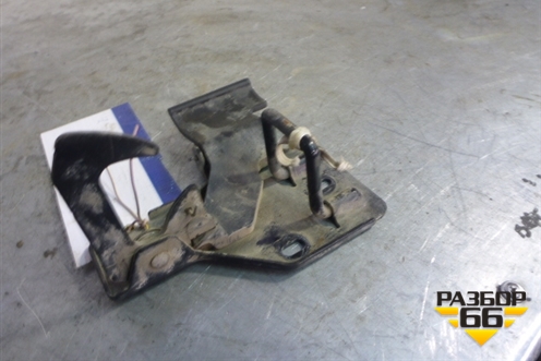 Крюк замка капота для Volkswagen Touareg c 2002-2010г