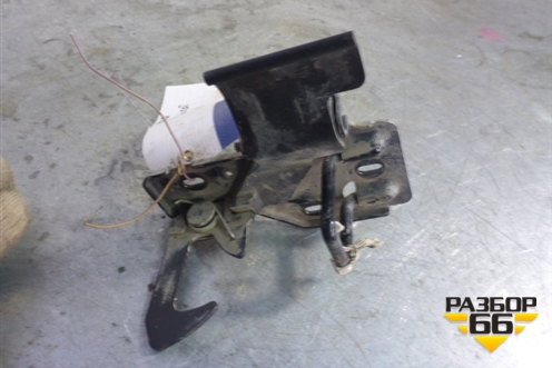 Крюк замка капота для Volkswagen Touareg c 2002-2010г