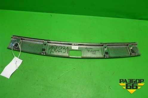 Обшивка багажника на заднюю панель (7L6863459) для Volkswagen Touareg c 2002-2010г