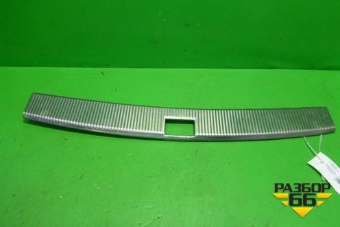 Обшивка багажника на заднюю панель (7L6863459) для Volkswagen Touareg c 2002-2010г