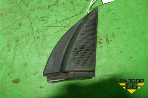 Накладка двери передней правой уголок (6749105060) для Toyota Avensis с 2003-2009г