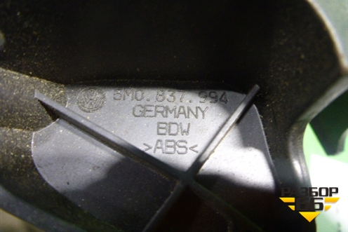 Накладка двери передней правой уголок (5M0837994) для Volkswagen Golf V Plus с 2005-2014г