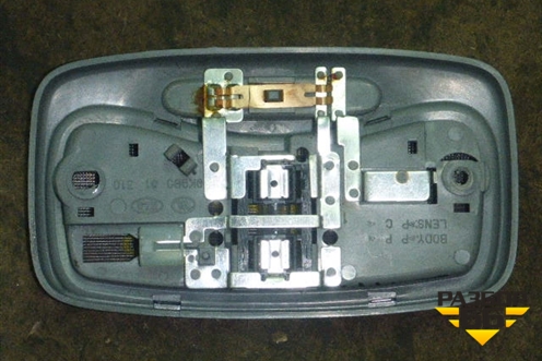 Плафон салонный центральный для Kia Spectra с 2001г