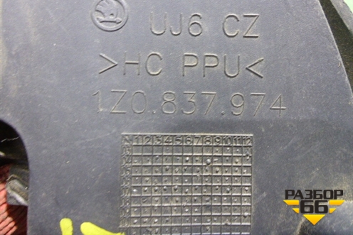 Накладка двери передней правой уголок (1Z0837974) для Skoda Octavia (А5) с 2004-2013г