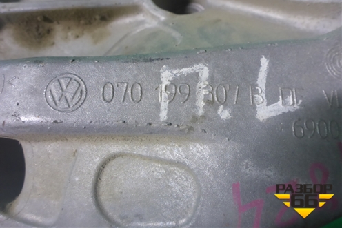 Кронштейн двигателя левый (070199307B) для Volkswagen Touareg c 2002-2010г