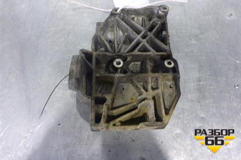 Кронштейн компрессора кондиционера (038260885С) для Volkswagen Passat (B5) с 1996-2005г