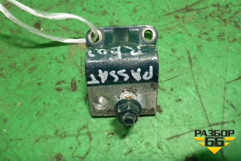 Петля двери багажника (3B9827301E) для Volkswagen Passat (B5) с 1996-2005г