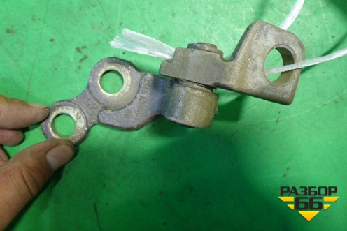 Петля двери задней левой нижняя (XS4AA26801) для Ford Focus 1 с 1998-2004г
