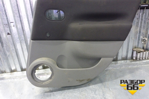Обшивка двери задней правой под механику (8200213356) для Renault Scenic с 2003-2009г