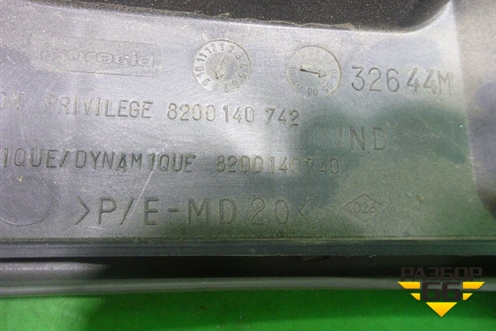 Накладка на торпедо (над коленями водителя) (8200140742) для Renault Scenic с 2003-2009г