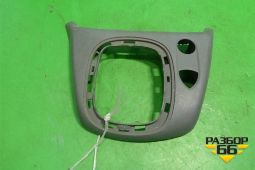 Накладка внутренняя (на кулису МКПП) (8200231906) для Renault Scenic с 2003-2009г
