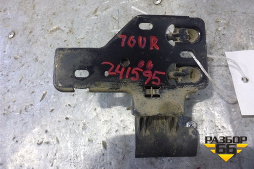 Крюк замка капота для Volkswagen Touareg c 2002-2010г