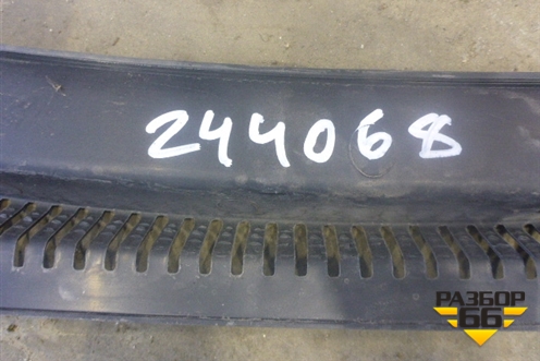 Решетка стеклоочистителей (6J1853185B) для Seat Ibiza с 2008-2017г