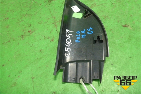 Накладка двери передней правой уголок (6RU834974) для Volkswagen Polo (седан) с 2010г