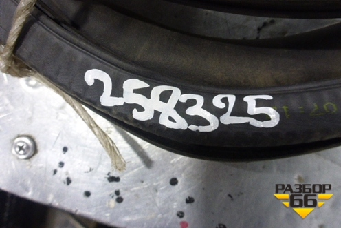 Уплотнитель двери задней левой для Porsche Cayenne с 2003-2010г