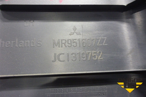 Обшивка стойки центральная нижняя левая (MR951607ZZ) для Mitsubishi Colt с 2004г