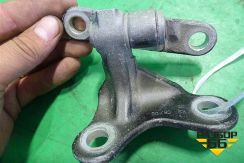 Петля двери передней правой верхняя для Mitsubishi Colt с 2004г
