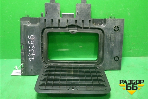 Ниша (пола задняя левая) (8200223813) для Renault Scenic с 2003-2009г