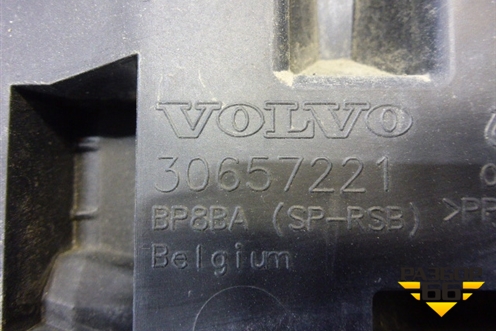 Кронштейн заднего бампера центральный (30657221) для Volvo C30 с 2006г