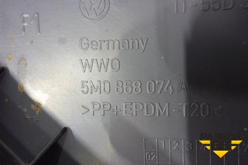 Обшивка двери задней правой под электрику (5M0868074A) для Volkswagen Golf V Plus с 2005-2014г