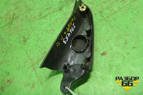 Накладка двери передней правой уголок (5M0837994) для Volkswagen Golf V Plus с 2005-2014г