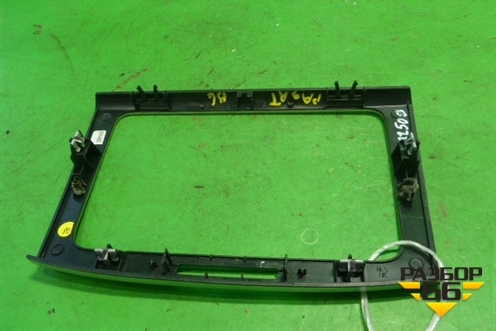 Рамка магнитолы (3C0858069P) для Volkswagen Passat (B6) с 2005-2010г