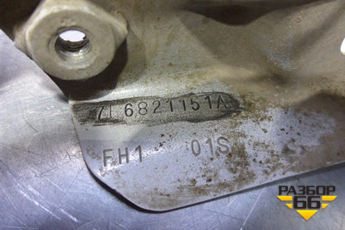Кронштейн переднего крыла левый (7L6821151A) для Volkswagen Touareg c 2002-2010г