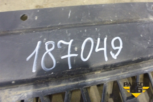 Решетка в передний бампер центральная (до2010г) (6H5217K946AA) для Land Rover Freelander 2 с 2007г