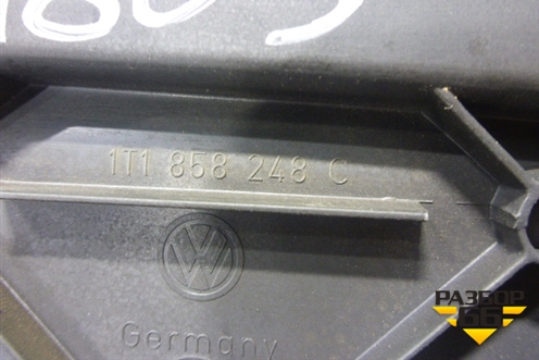 Накладка на торпедо (боковая правая) (1T1858248C) для Volkswagen Touran с 2003-2010г