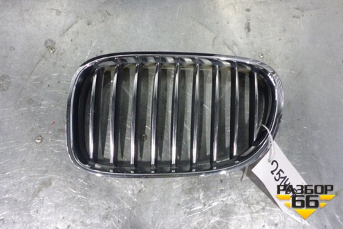 Решетка радиатора левая (после 2012г) (51137295297) для BMW 7 серия F01/F02 с 2008г