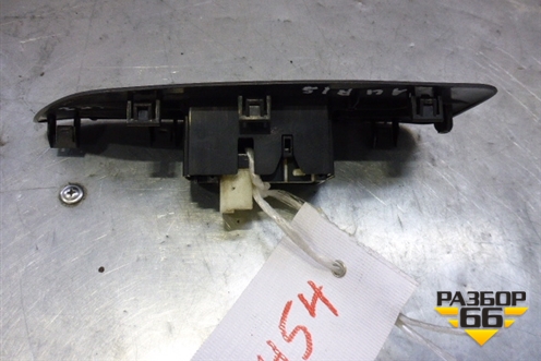 Кнопка стеклоподъёмника (8481052030) для Toyota Auris с 2006-2012г