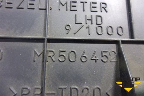 Накладка на щиток приборов (MR506452) для Mitsubishi Lancer-9  с 2003-2008г