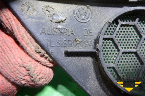 Накладка двери передней правой уголок (7L6837994) для Volkswagen Touareg c 2002-2010г