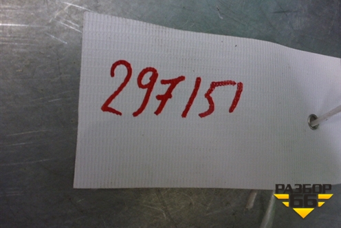 Кронштейн заднего бампера центральный (7L6807863B) для Volkswagen Touareg c 2002-2010г