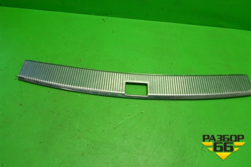 Обшивка багажника на заднюю панель (7L6863459) для Volkswagen Touareg c 2002-2010г