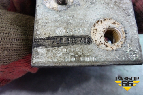Петля двери задней правой верхняя (7L0833402) для Volkswagen Touareg c 2002-2010г