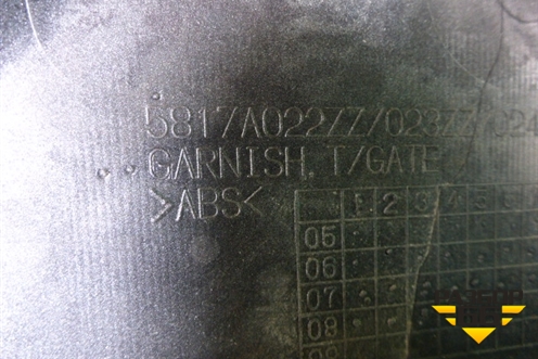 Накладка двери багажника (верхняя) (5817A022ZZ) для Mitsubishi Outlander XL с 2006-2012г