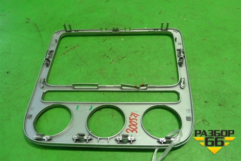 Рамка магнитолы (1Q0858069F) для Volkswagen Scirocco с 2008г