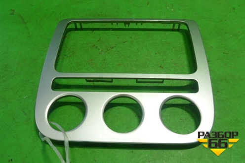 Рамка магнитолы (1Q0858069F) для Volkswagen Scirocco с 2008г
