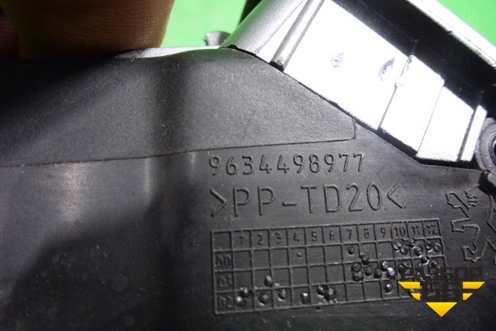 Дефлектор воздушный правый (9634498977) для Peugeot 307 с 2001-2007г