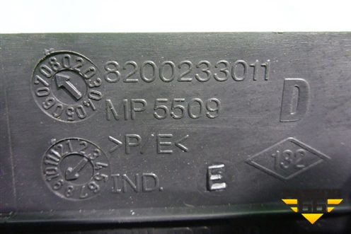 Держатель задней полки правый (универсал) (8200233011) для Renault Megane 2 с 2002-2009г