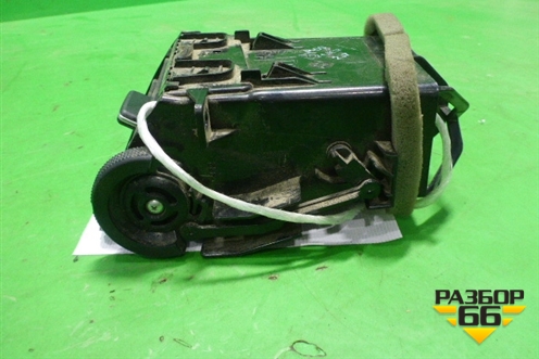 Дефлектор воздушный правый (68760EL00A) для Nissan Tiida (C11X) с 2004-2013г
