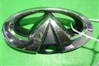 Эмблема (в решетку радиатора до 2014г под камеру) (620781BA1A) для Infiniti Infiniti QX56/QX80 (Z62) с 2010г