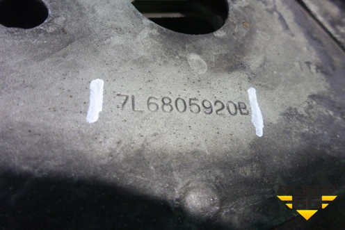 Кронштейн переднего крыла правый (7L6805920B) для Volkswagen Touareg c 2002-2010г