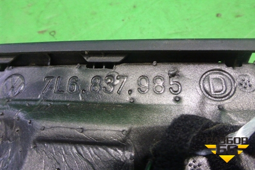 Накладка двери передней левой уголок (7L6837985D) для Volkswagen Touareg c 2002-2010г