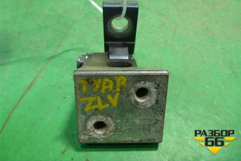 Петля двери задней левой верхняя (7L0833401A) для Volkswagen Touareg c 2002-2010г