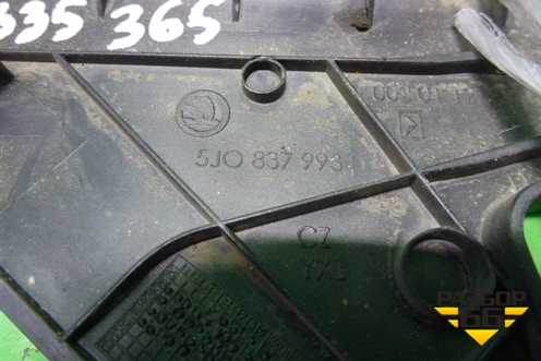 Накладка двери передней левой уголок (5J0837993) для Skoda Fabia с 2007-2014г