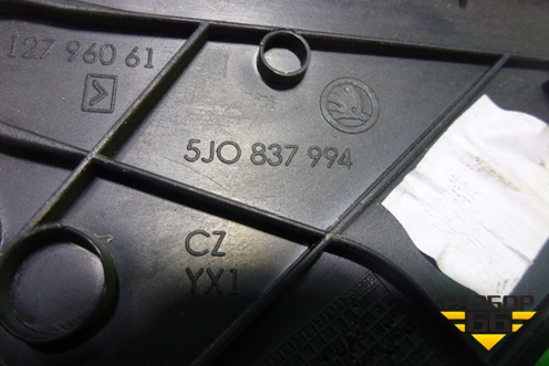Накладка двери передней правой уголок (5J0837994) для Skoda Fabia с 2007-2014г